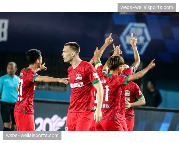 特写:河南队外援阿德里安赛后加练任意球,与看台上小球迷热情互动。